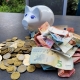 Sparschwein mit Euromünzen und -Scheinen